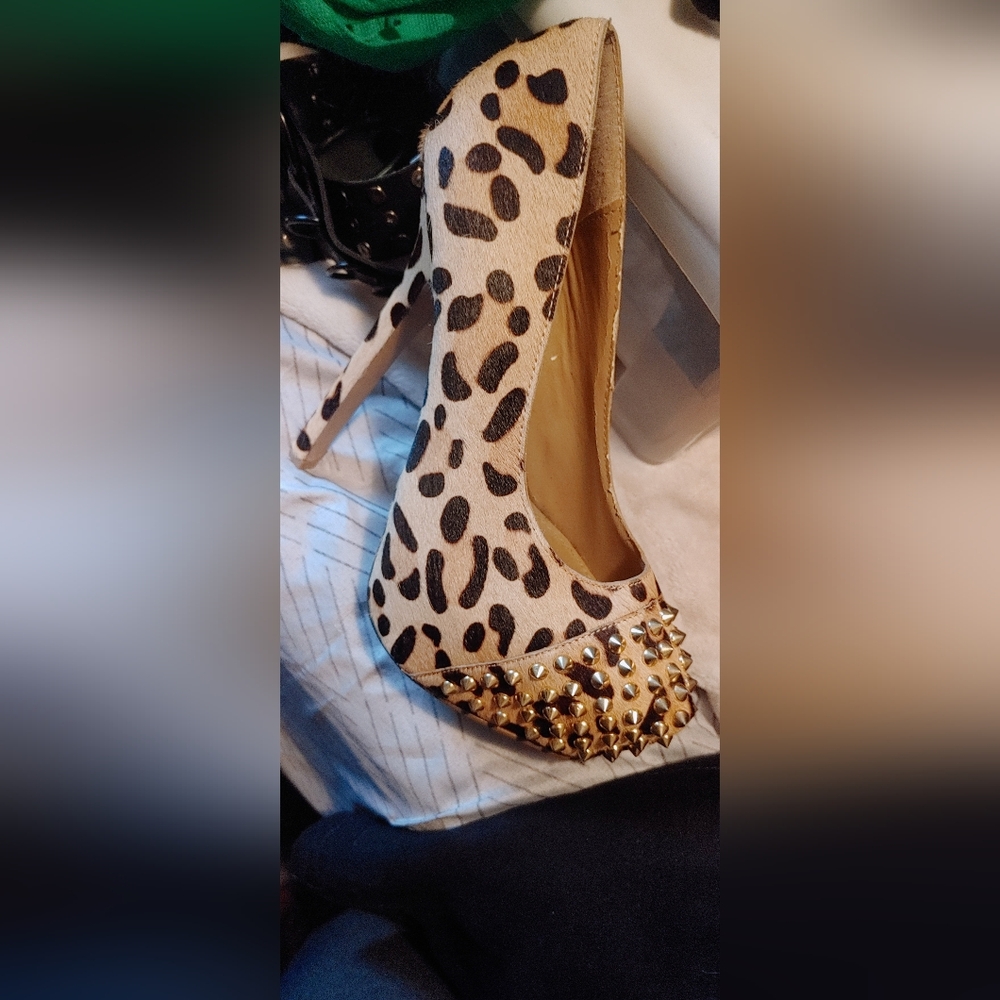 Never Worn Steve Madden Size 8 Leopard Print/Spiked Toe Heels